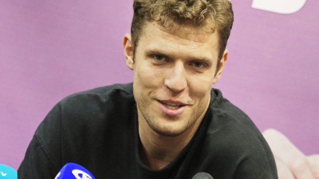 Любимата жена на Александър Везенков показа как поддържа секси извивки