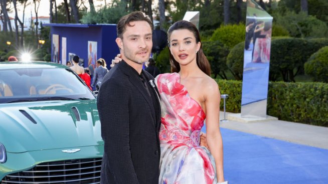 Ед Уестуик позира гол до кръста с приятелката си и сина ѝ на луксозна яхта в Бодрум