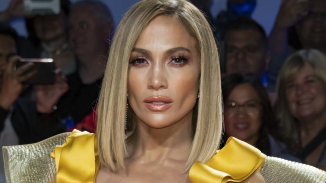 Дженифър Лопес показа естествена коса на разходка с близнаците