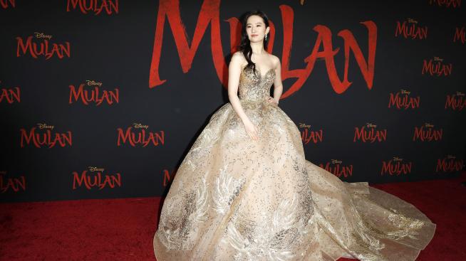 Фенове призовават за бойкот на новия „Мулан“