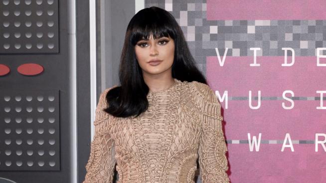 Рокли за специален повод: Кайли Дженър с кожено вдъхновение