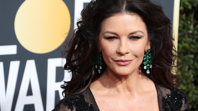 Стречинг на яхтата – ритуалът на Катрин Зита-Джоунс за старт на деня