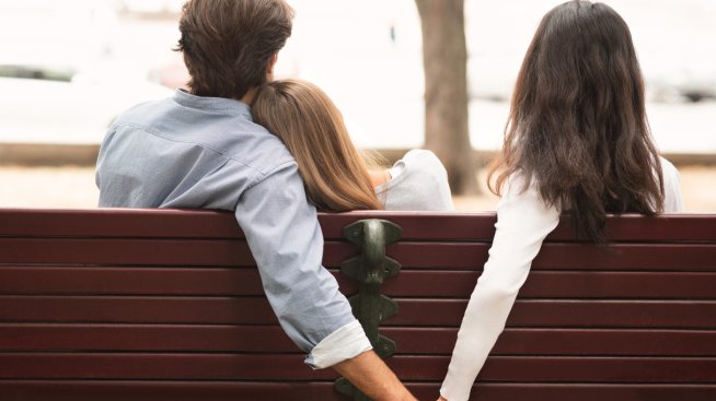 8 знака, че вашето гадже харесва приятелката си повече от вас