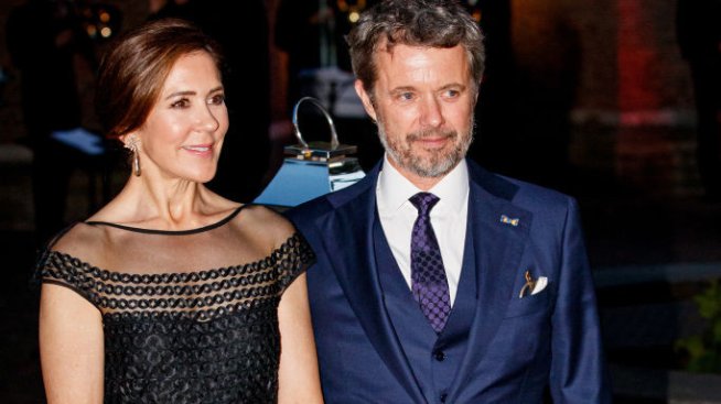 Принцеса Мери изумява с тонизираното си тяло в масленозелен бански костюм