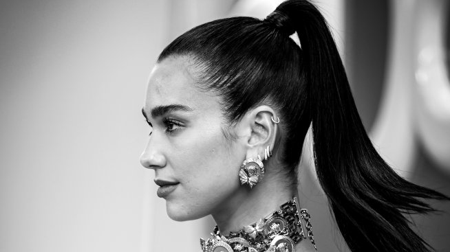 Трансформация: Дуа Липа дебютира огненочервена коса