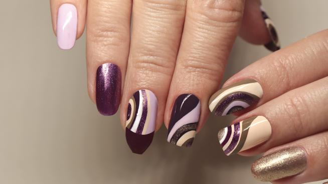 Маникюр с вълни – нова мода при ноктите тази зима 