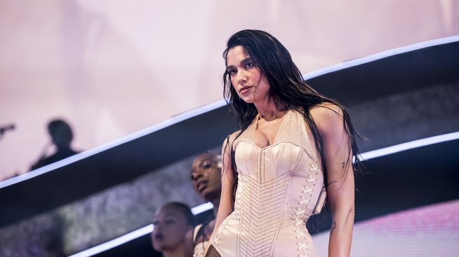 Тайната на Дуа Липа за перфектна форма – йога упражнения и разтягане