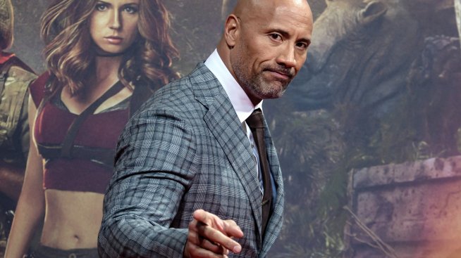 Дуейн Джонсън – Скалата показва татусите си във филм 