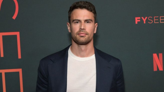 Тео Джеймс се изфука с красивата си съпруга Рут Кърни