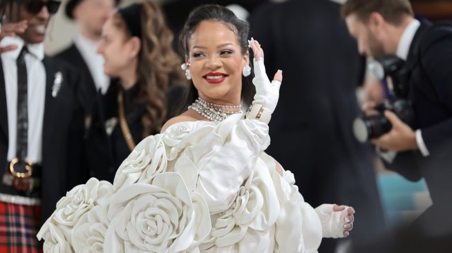 Бременната Риана се съблече по бельо за нова фотосесия