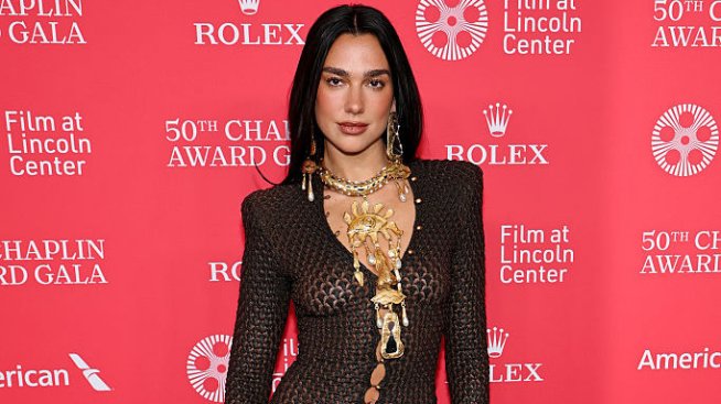 Дуа Липа се появи в сензационна визия от прозрачна черна мрежеста рокля