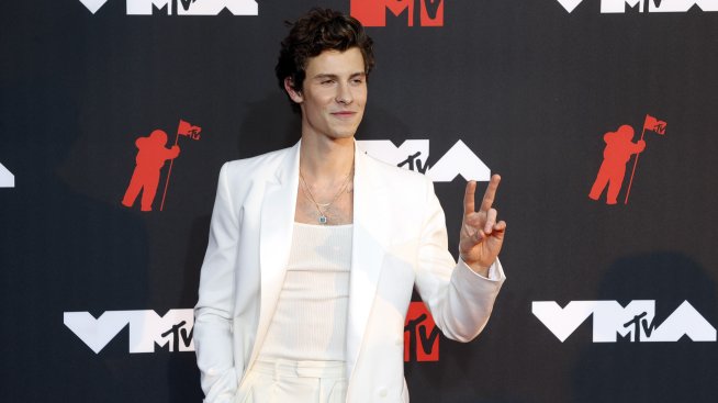 Шон Мендес на йога с непозната брюнетка