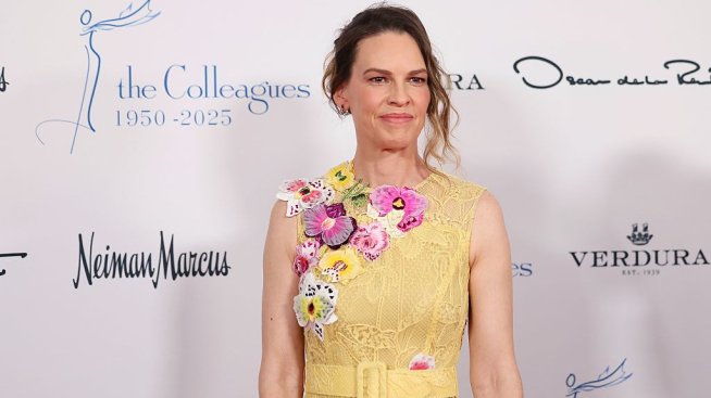 Хилари Суонк посрещна 51-ия си рожден ден с близнаците и съпруга си на плажа