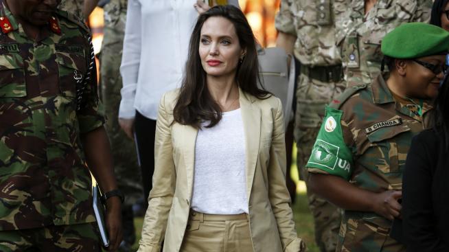 С дизайнерско Valentino до магазина: Анджелина Джоли знае как!