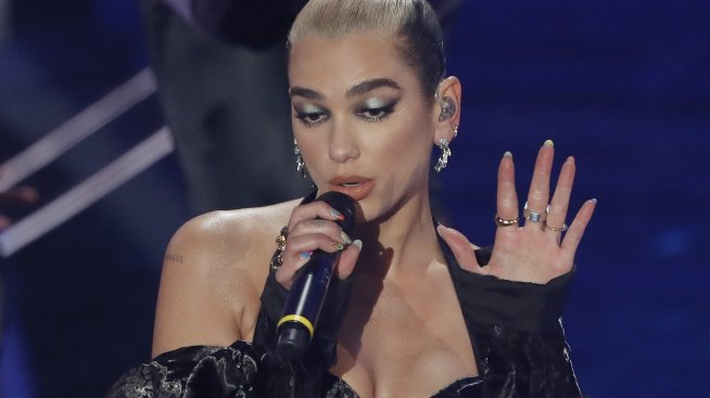 Лято 2021 - кои са любимите аксесоари на Дуа Липа?