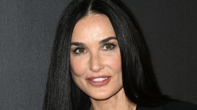 Деми Мур вкара кучето си в Лувъра, въпреки строгите забрани