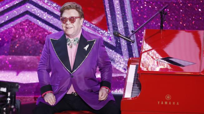 Елтън Джон прекъсна концерт заради пневмония