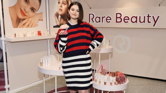 Селена Гомес обра овациите с тоалета си – рокля-пуловер