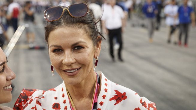 Катрин Зита-Джоунс върти обръч като гимнастичка