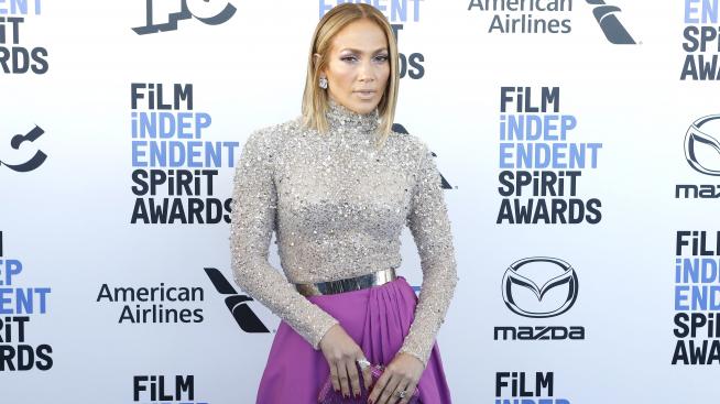 Джей Ло със своя колекция обувки и чанти  