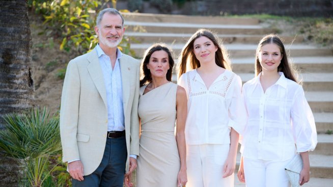 Вижте последните летни визии на испанските крал и кралица – Фелипе и Летисия и дъщерите им