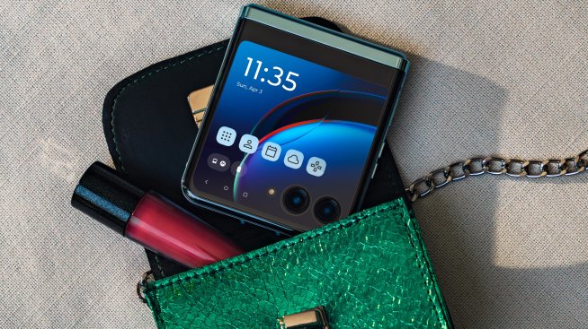 Кажи „Здравей!“ на най-горещият моден аксесоар – сгъваемият motorola razr 40 ultra