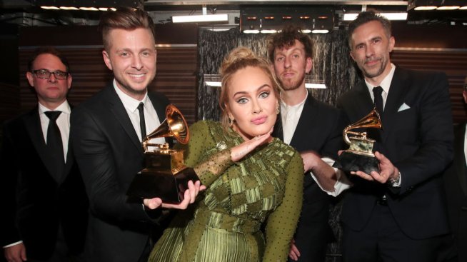 Случва се! Адел пуска нова музика!