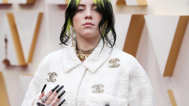 На Оскарите &ndash; Били Айлиш с маникюр, вдъхновен от Chanel