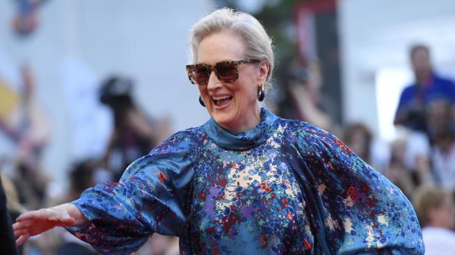 Мерил Стрийп с огненочервена визия