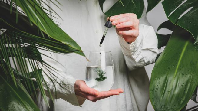 Течен хлорофил – помага ли срещу акне?