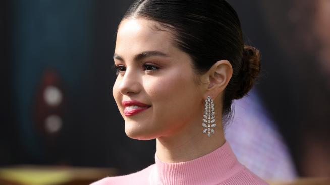 Разходка из новия дом на Селена Гомес в Калифорния 