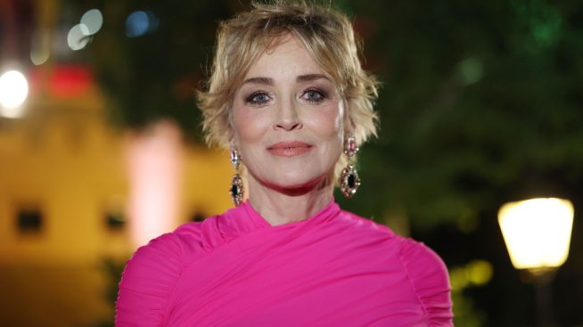 Шарън Стоун остави малко на въображението – съблече се по бикини