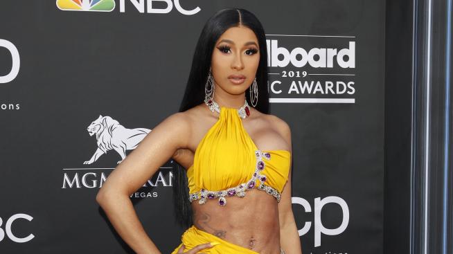 Визия на деня: Карди Би с рокля от бандани