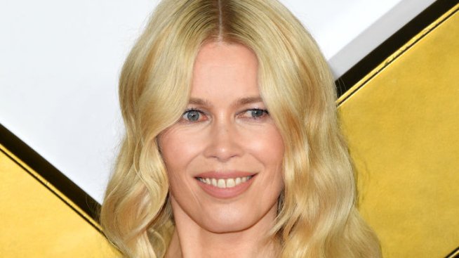 Секси на 51: Клаудия Шифър показа невероятната си фигура по бански