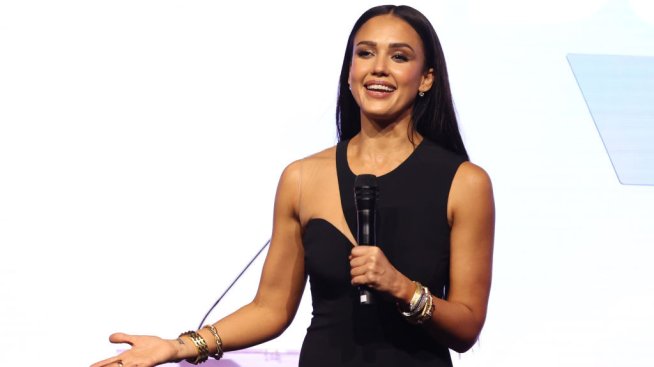 Празнични прически: Джесика Алба с късо предложение