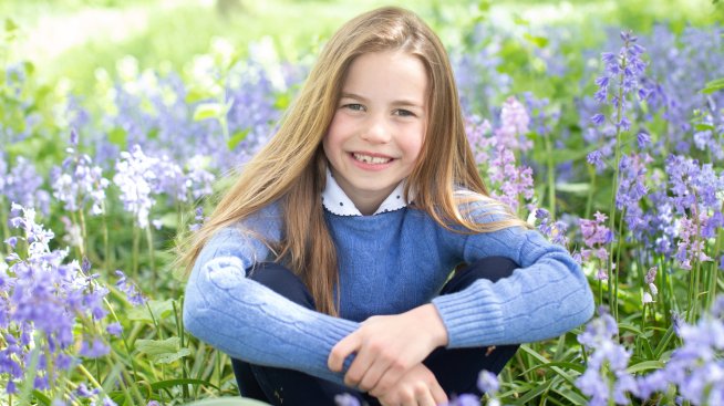 Принцеса Шарлот е копие на Кейт Мидълтън в нов портрет за рождения си ден