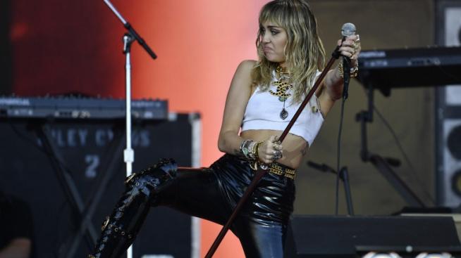 Майли Сайръс с нова прическа вкъщи 