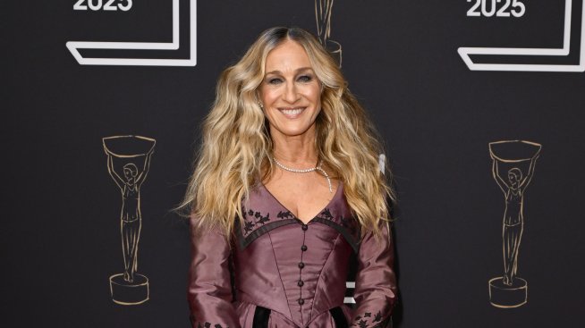 Красота и стил – Сара Джесика Паркър блесна във винтидж рокля като жури на наградите Booker