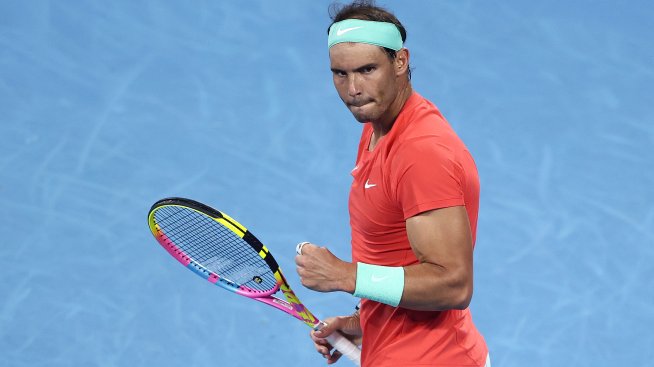 Какъвто бащата, такъв и синът! Бебето на Рафа Надал не се разделя с тенис ракетата си