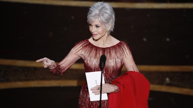 Джейн Фонда с нова прическа, но със стара рокля