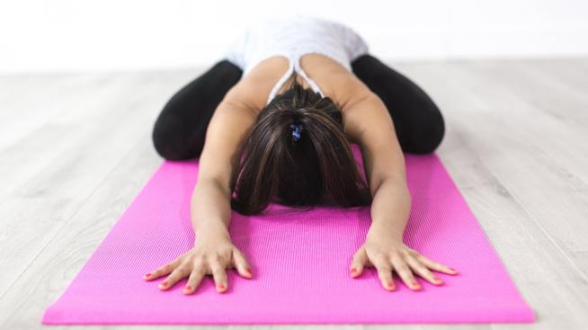 Фолкпевицата Мария тренира йога у дома 