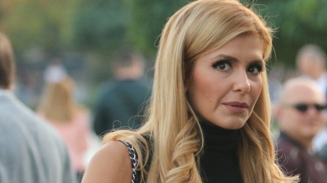 Фолкпевицата Анелия изпрати абитуриентка 