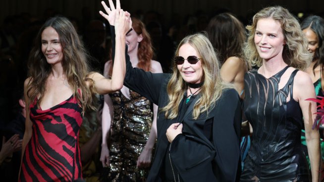 Ева Херцигова дефилира редом до Наташа Поли и Джоан Смолс пред погледа на Наоми Кембъл