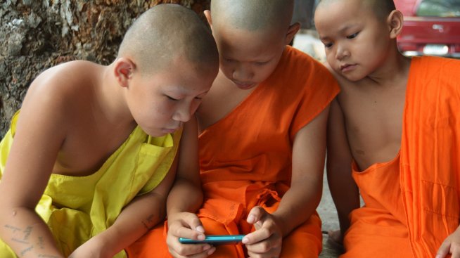 Телефоните пречат на въображението на децата