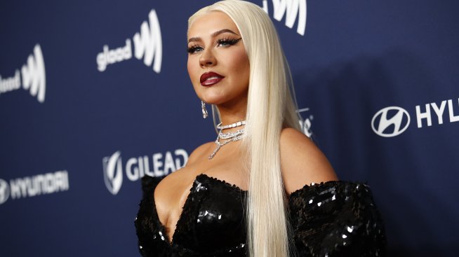 Пола или чанта – Кристина Агилера показа блестяща визия