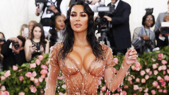 Секси студентка: Ким учи за изпити по изрязан бански 