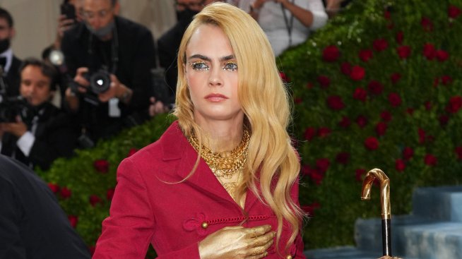 Грим за пролет/лято 2022 – Кара Делевин има нещо в златисто 