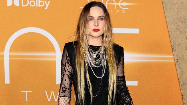 Ребека Фъргюсън сложи на врата си кучешки вериги вместо колиета