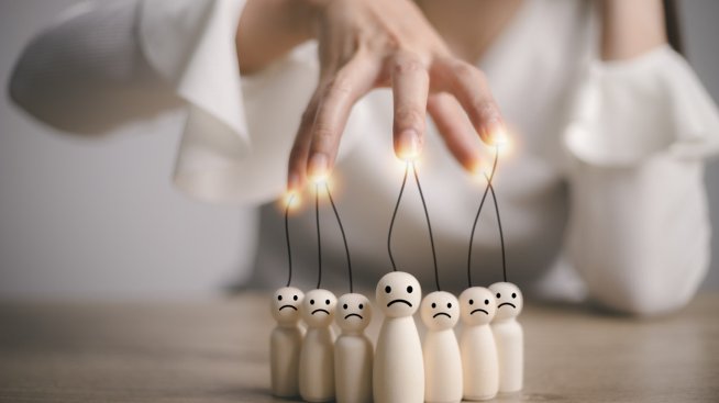 7 фини признака, че някой ви манипулира