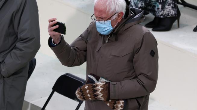 Ръкавиците на Бърни Сандърс – хит в интернет 